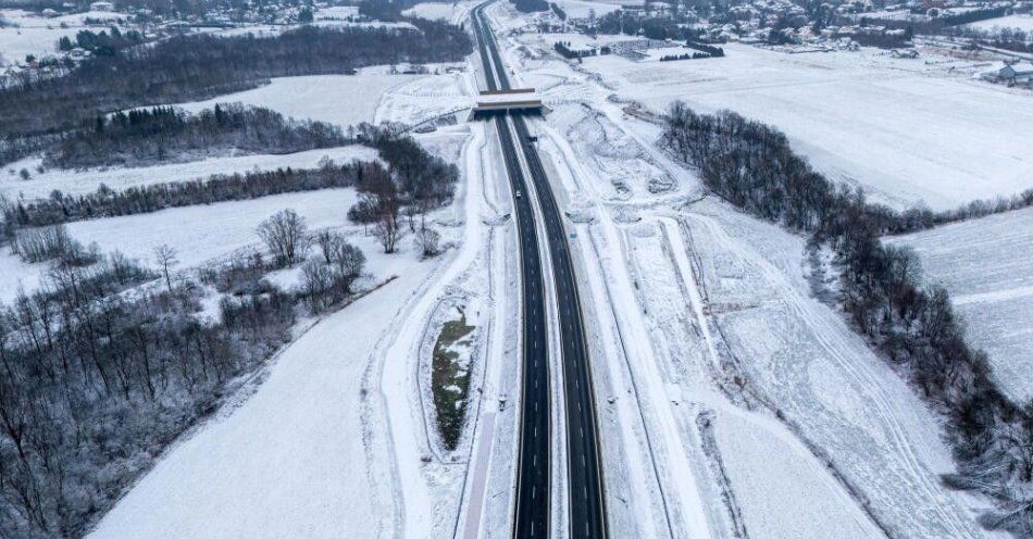 zdjęcie: Ekspertka: mniej wypadków na drogach to efekt zaostrzenia przepisów i ich egzekwowania / Wietrzno, 27.12.2025. Oddane do ruchu 2 odcinki drogi ekspresowej S19 Krosno–Miejsce Piastowe oraz Miejsce Piastowe–Dukla, 27 bm. To w sumie ponad 20 km nowej trasy, która odciąży dotychczasową drogę krajową nr 19, a w szczególności rondo w Miejscu Piastowym na skrzyżowaniu DK19 z DK28. To jednocześnie pierwsze przejezdne odcinki S19 na południe od Rzeszowa w kierunku granicy ze Słowacją. (dd/awol) PAP/Darek Delmanowicz