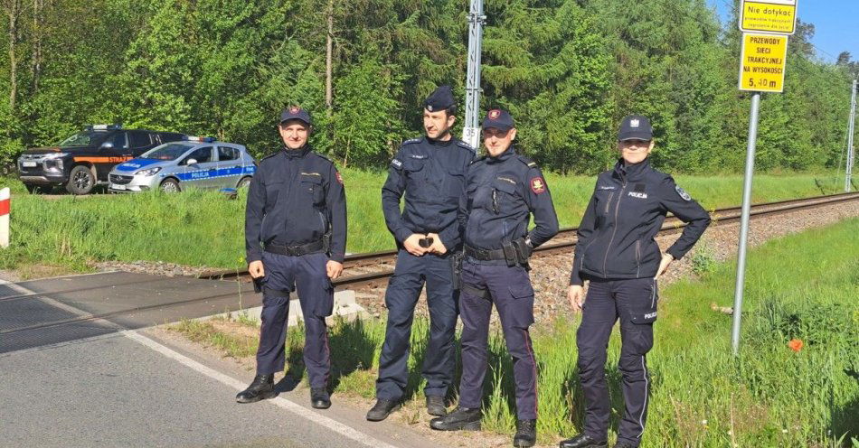 zdjęcie: Bądźcie bezpieczni zawsze i wszędzie – dzielnicowi i funkcjonariusze SOK / fot. KPP w Pajęcznie