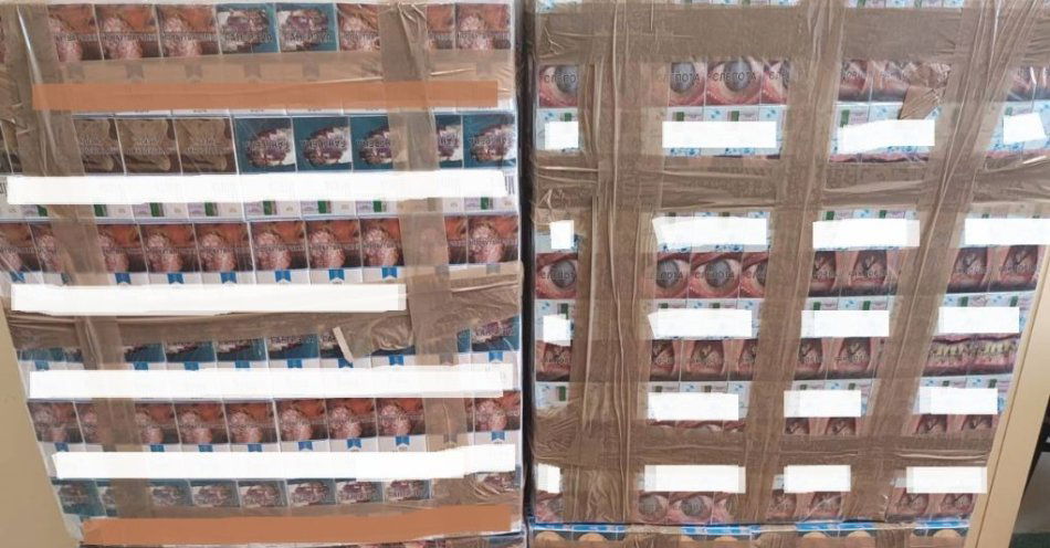 zdjęcie: Ponad 5 tysięcy paczek nielegalnych papierosów ujawnionych w samochodzie podczas kontroli drogowej / fot. KMP w Siedlcach