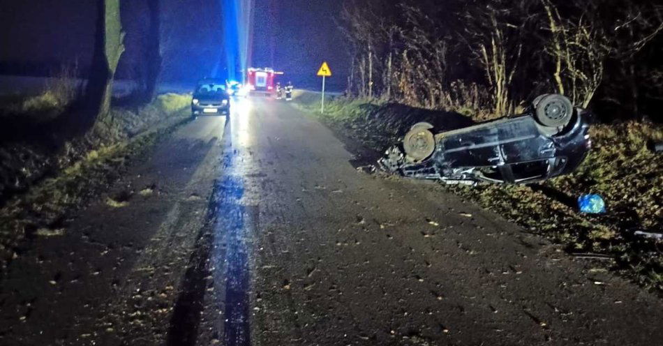zdjęcie: Dachowanie Volkswagena w Albigowej. Trzy osoby w szpitalu / fot. KPP w Łańcucie Foto: KPP Łańcut