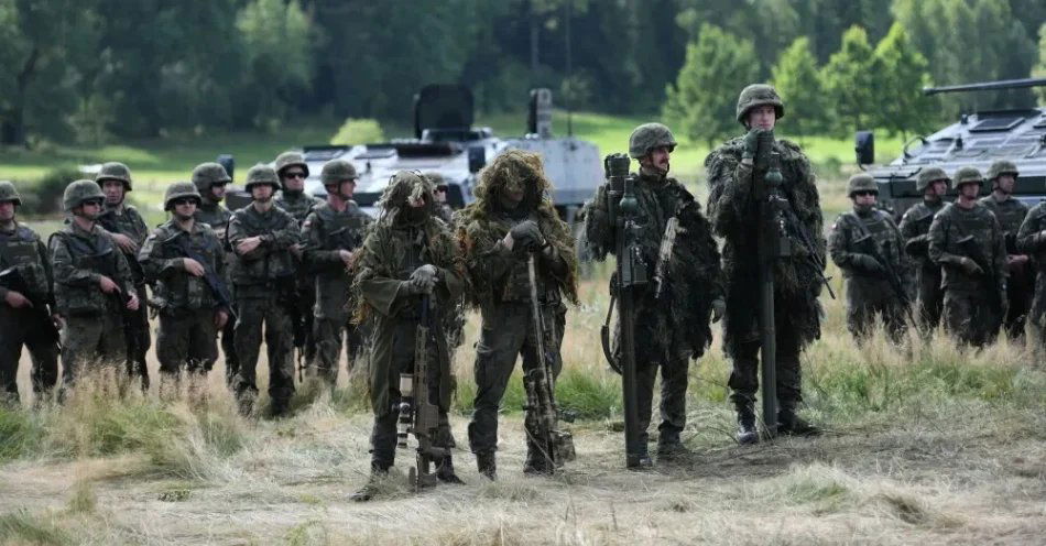 zdjęcie: Eksperci: nowa Strategia Bezpieczeństwa Narodowego musi powstać jak najszybciej / Jaryłówka, 12.08.2023. Żołnierze podczas wizyty Ministra obrony narodowej Mariusza Błaszczaka w bazie wojskowej w Jaryłówce, 12 bm. Szef MON ogłosił decyzję o stworzeniu wojskowego zgrupowania zadaniowego w operacji Rengaw celem szkolenia wojska na granicy z Białorusią. (jm) PAP/Michał Zieliński