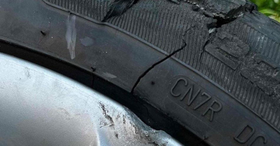 zdjęcie: Kolizja z udziałem ciągnika rolniczego i Audi / fot. KPP Hrubieszów
