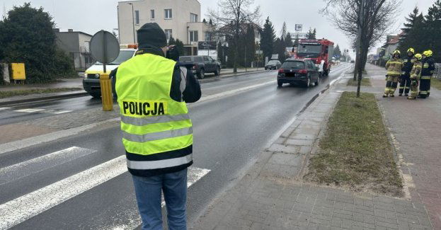 Potrącenie na przejściu. policjanci zatrzymali kierującemu prawo jazdy.