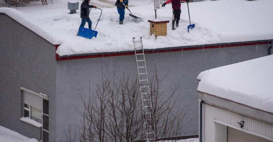 zdjęcie: Rządowe Centrum Bezpieczeństwa przypomina o obowiązku odśnieżania dachów oraz usuwania sopli i nawisów śnieżnych / Lublin, 17.12.2022. Zima. Odśnieżanie dachu. (wj/awol) PAP/Wojtek Jargiło