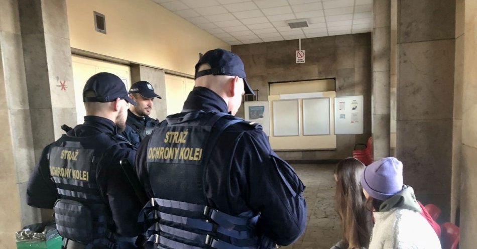 zdjęcie: Rozmowy na temat handlu ludźmi / fot. KPP Czarnków