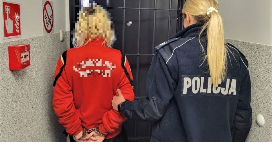 zdjęcie: Dzwoniąc na policję przekazała, że jej koleżanka z która pije alkohol jest poszukiwana przez policję / fot. KPP w Oleśnicy