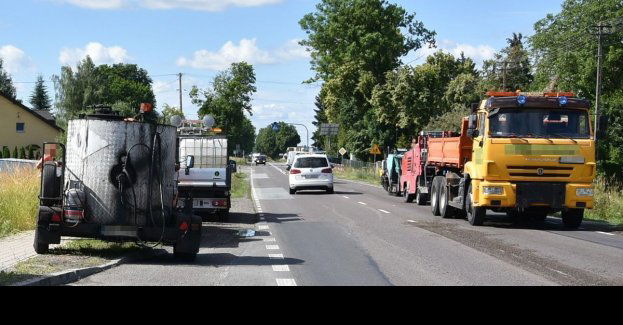 Manewr cofania zakończony potrąceniem mężczyzny w trakcie prac drogowych