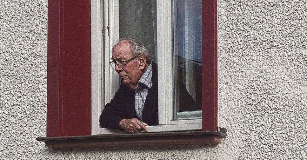 90-latek wołał o pomoc, policjant wszedł do jego mieszkania przez okno