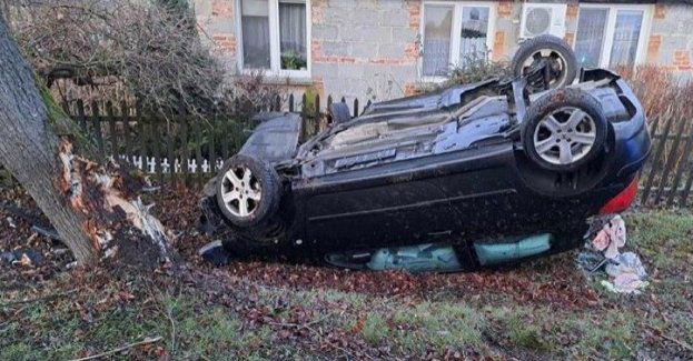 Kolejne dachowanie auta