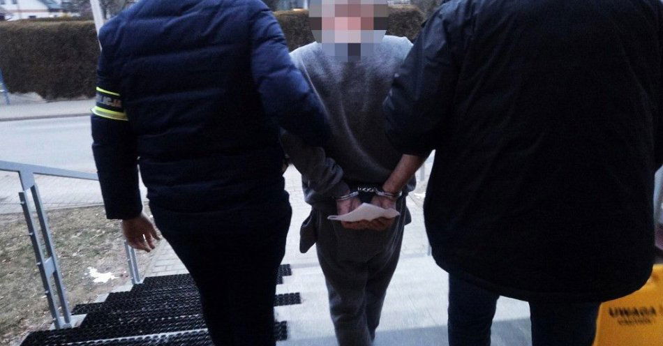 zdjęcie: Mieszkaniec Nowego Sącza zaatakował policjantów nożem / fot. KMP w Nowym Sączu