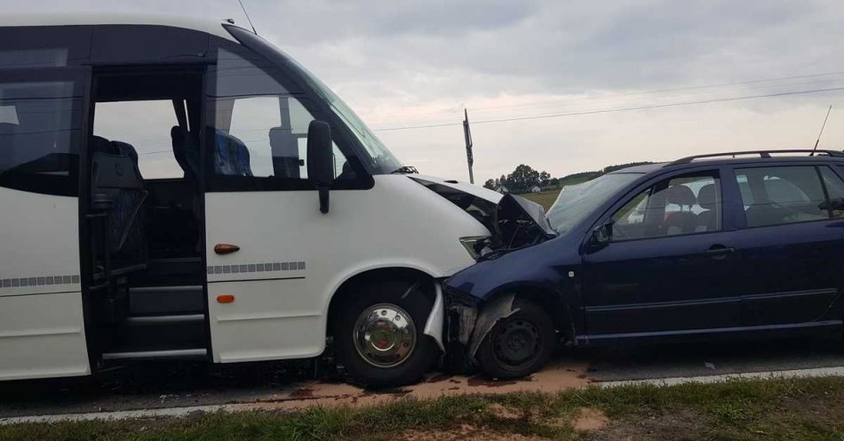 zdjęcie: Zderzenie busa z osobówką / fot. KMP w Tarnowie