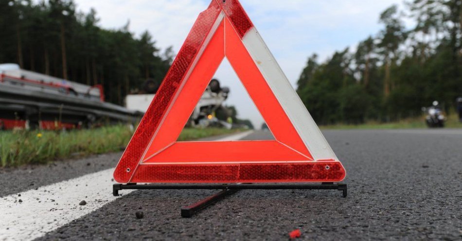 zdjęcie: Wypadek samochodu ciężarowego z autobusem przewożącym dzieci / fot. PAP