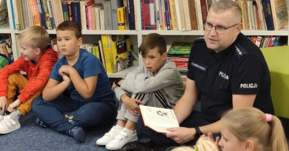 zdjęcie: Policjant z odblaskami w bibliotece / fot. KPP Namysłów