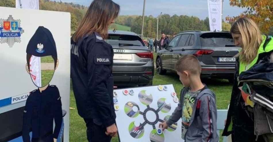 zdjęcie: Hubertus Sarmacji z policjantem / fot. KMP Kielce