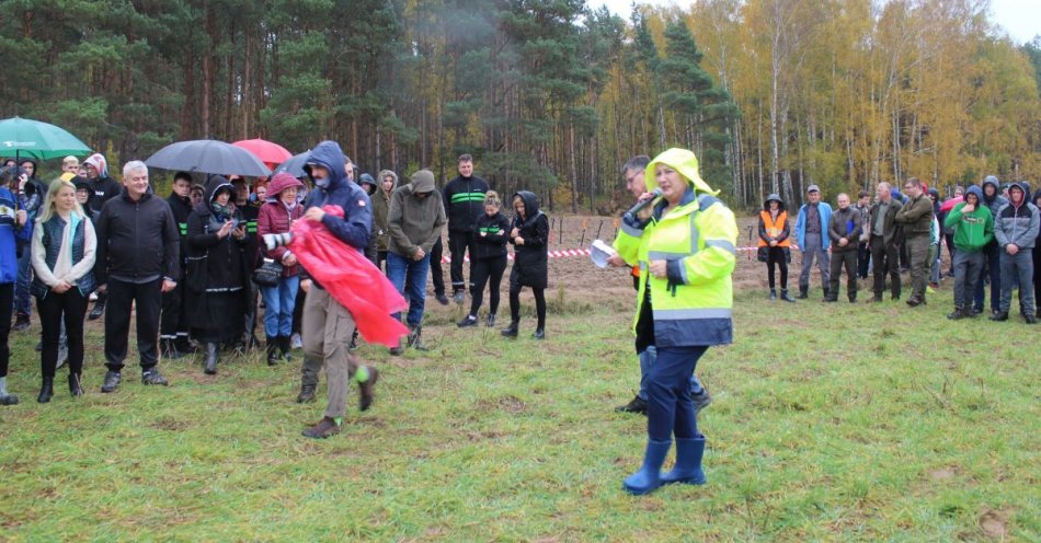 zdjęcie: Pomagając naturze ruszyli sadzić las / fot. KPP Inowrocław