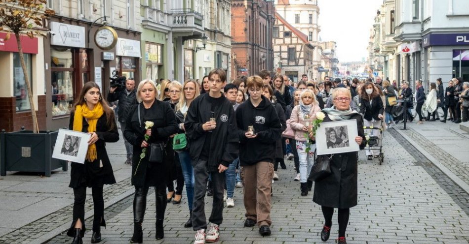 zdjęcie: Ulicami miasta przeszedł marsz milczenia po zamordowaniu 13-letniej Nadii / fot. PAP