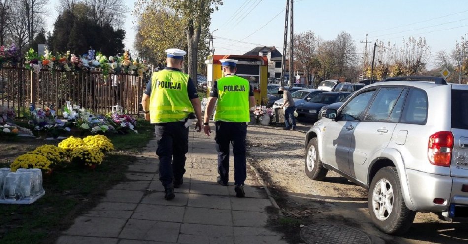 zdjęcie: Radomszczańska drogówka dba o bezpieczeństwo wokół cmentarzy / fot. KPP w Radomsku