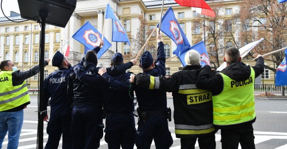 zdjęcie: Rozpoczęła się demonstracja służb mundurowych przed KPRM / fot. PAP