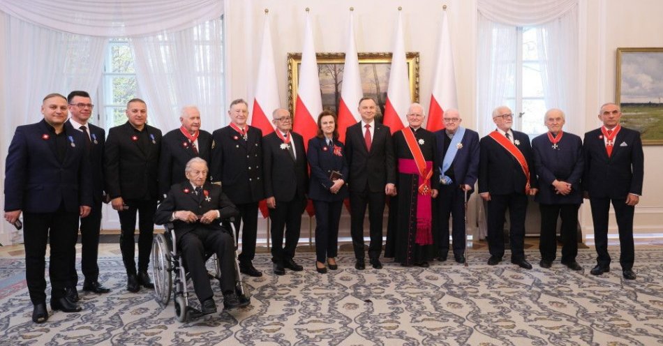 zdjęcie: Uhonorowani przez prezydenta odznaczeniami państwowymi nie kryli radości i zaskoczenia / fot. PAP