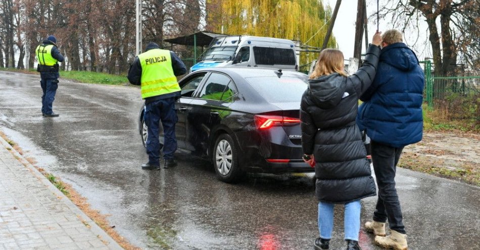 zdjęcie: Policyjni eksperci wyjaśniają okoliczności zdarzenia w Przewodowie i zabezpieczają dowody / fot. PAP