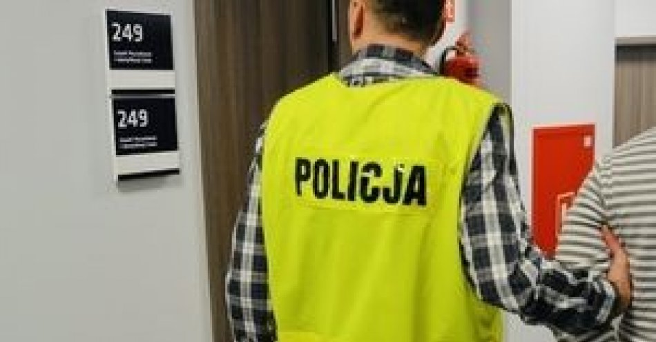 zdjęcie: Sprawca kradzieży pojazdu w rękach stargardzkich policjantów / fot. KPP w Stargardzie