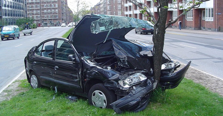 zdjęcie: Nietrzeźwy uderzył w drzewo / https://commons.wikimedia.org/wiki/File:Car_crash_1.jpg#/media/File:Car_crash_1.jpg