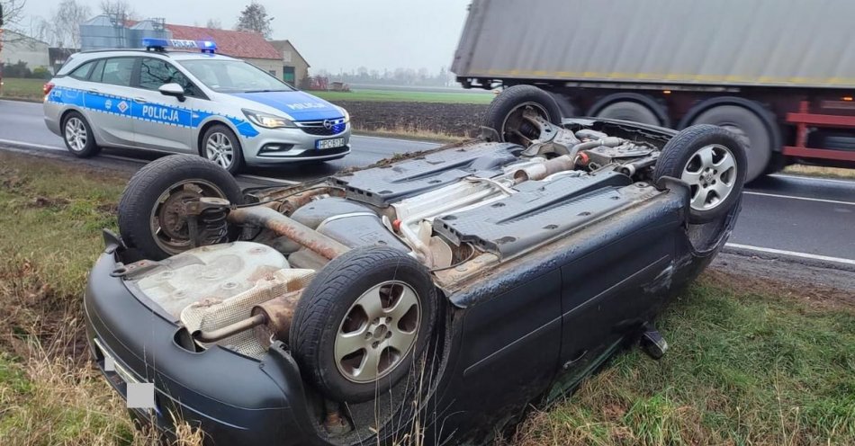 zdjęcie: Dachowanie volkswagena na trasie K-62 pod Radziejowem / fot. KPP w Radziejowie