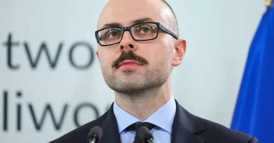 zdjęcie: Prawnik o prezydenckim projekcie: instrukcja obsługi dla szarlatanów / Warszawa, 22.09.2025. Mecenas Mikołaj Małecki podczas konferencji prasowej w siedzibie Ministerstwa Sprawiedliwości w Warszawie, 22 bm. Podczas konferencji przedstawiony został pierwszy raport komisji ds. wyjaśnienia mechanizmów represji wobec organizacji społeczeństwa obywatelskiego oraz działaczy społecznych w latach 2015-2023. Raport dotyczy mediów publicznych. (ad) PAP/Rafał Guz