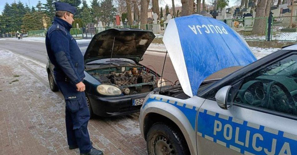 zdjęcie: Dzielnicowy pomógł kierowcy w uruchomieniu auta / fot. KPP w Sztumie