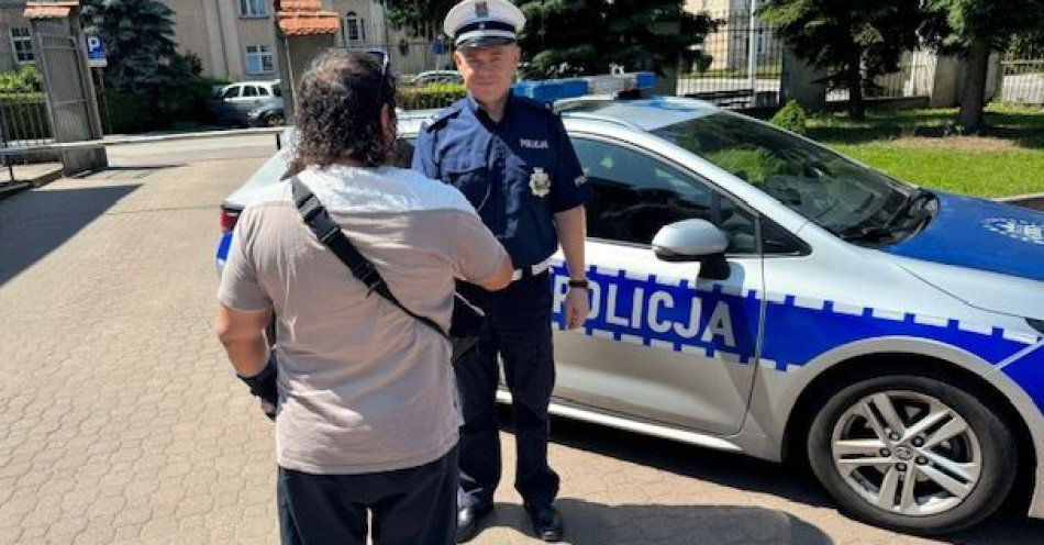 zdjęcie: Obywatel Republiki Czeskiej osobiście podziękowała policjantom z Kłodzka za profesjonalizm i empatię / fot. KPP w Kłodzku