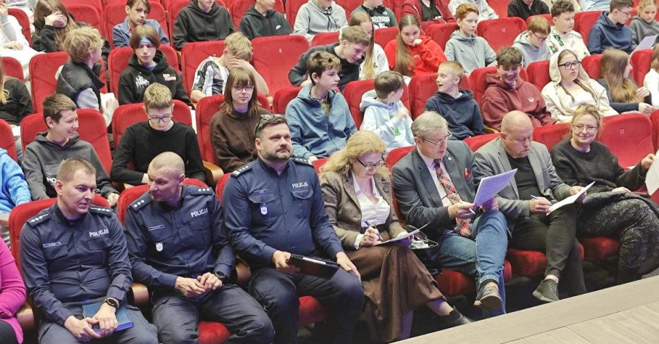 zdjęcie: Młodzi świadomi współpraca szkoły rodziców i społeczności / fot. KPP w Policach
