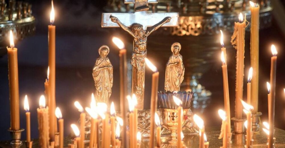 zdjęcie: Rozpoczął się Wielki Tydzień prawosławnych - Wielkanoc tydzień później niż u katolików / Białystok, 17.04.2020. Koronawirus w Polsce. Wieczernia z wyniesiem Świętej Płaszczenicy w parafii prawosławnej Zmartwychwstania Pańskiego w Białymstoku, 17. bm. Wierni obrządków wschodnich, m.in. prawosławni i grekokatolicy, obchodzą uroczystość Wielkiego Czwartku. W tym roku Wielkanoc wypada u nich tydzień później niż u katolików. Ze względu na epidemię koronawirusa celebracje mają ograniczony charakter. (ar/dw) PAP/Artur Reszko