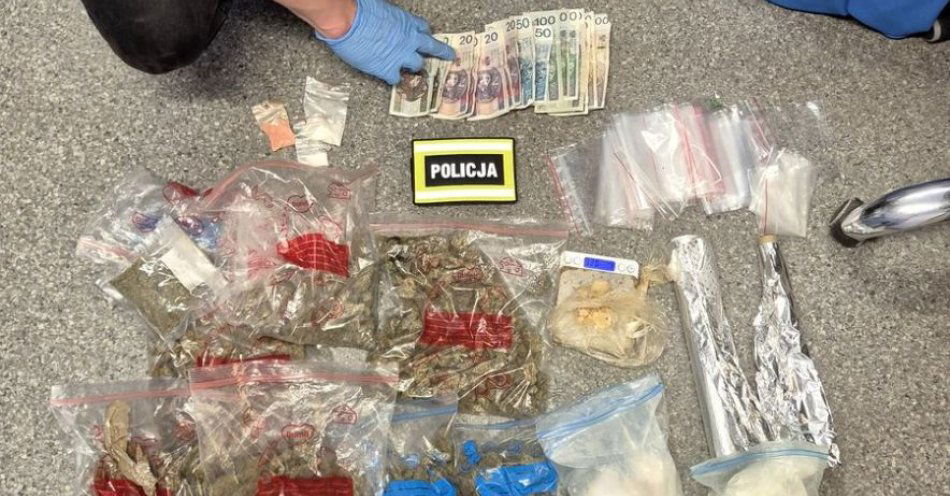 zdjęcie: Kryminalni z Wejherowa zatrzymali mężczyznę za posiadanie i obrót znaczną ilością narkotyków. 2,5 kilograma narkotyków schował w kanapie. / fot. KPP w Wejherowie