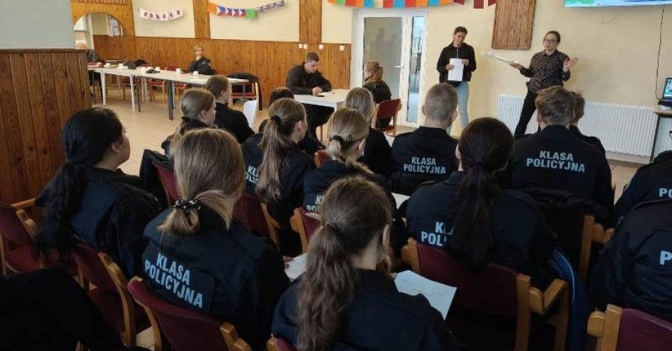 zdjęcie: Młodzież z klas policyjnych ćwiczyła poszukiwania z psem / fot. KPP Oborniki