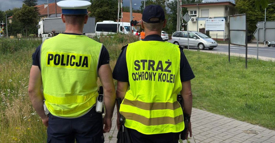 zdjęcie: Wspólna akcja policjantów i Straży Ochrony Kolei - bezpieczeństwo na przejazdach pod szczególnym nadzorem / fot. KPP w Szczytnie