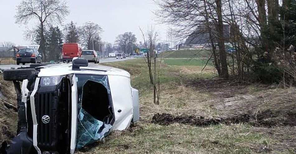 zdjęcie: Uderzył w bariery i wylądował w rowie / fot. KPP Ryki