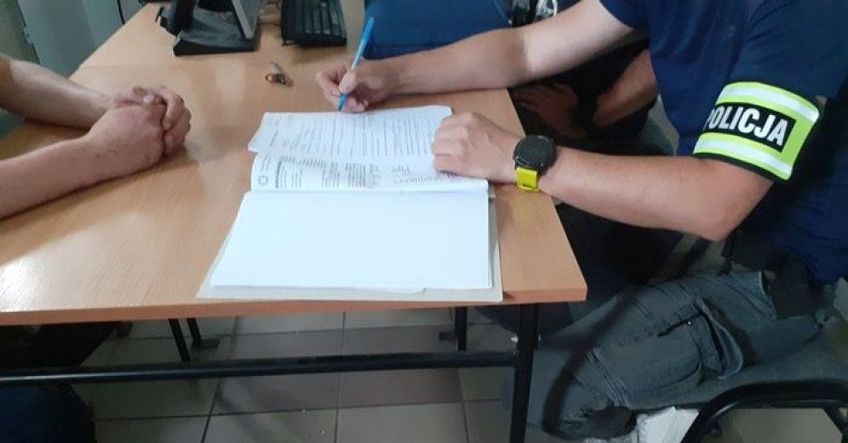 zdjęcie: Uciekał przed policją, bo nie miał prawa jazdy - 20-latek zatrzymany po pościgu przez funkcjonariuszy z wałbrzyskiej drogówki / fot. KMP w Wałbrzychu