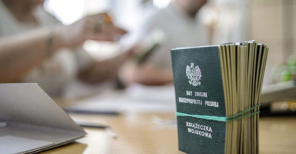 zdjęcie: Od poniedziałku rusza kwalifikacja wojskowa, która obejmie 235 tys. osób / Lubartów, 02.02.2015. Komisja wojskowa w Lubartowie podczas pracy, 2 bm. Od poniedziałku 02 lutego, ruszyła kwalifikacja wojskowa, która jest następczynią poboru. Kwalifikacja dotyczy około 270 tys. osób, głównie mężczyzn z rocznika 1996, którzy mają prawny obowiązek stawienia się przed komisją lekarską, by nadać im właściwą kategorię przydatności do służby. W samym województwie lubelskim, około 16 tys. osób dostało wezwanie na udział w komisji lekarskiej. Kwalifikacja wojskowa w całym kraju pot