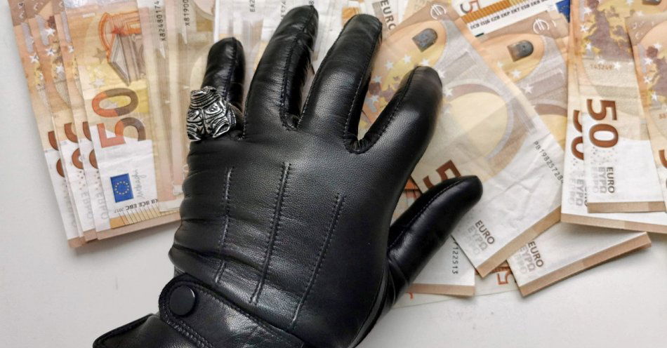 zdjęcie: Próbował wręczyć łapówkę policjantowi - teraz za swój czyn odpowie przed sądem / pixabay/4762177