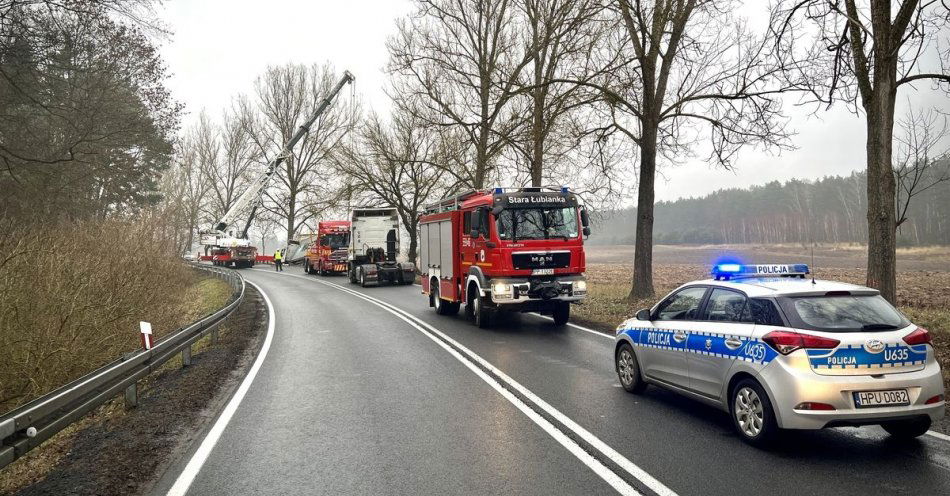 zdjęcie: Nietrzeźwy kierowca tira uderzył w drzewo na DK11 / fot. KPP Piła