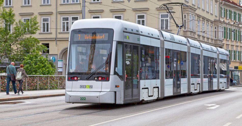 zdjęcie: Cztery osoby ranne w zderzeniu tramwaju z autobusem / v22937948
