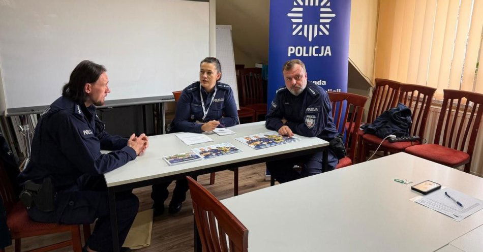 zdjęcie: Dzielnicowi z Żar zachęcają do służby w Policji / fot. KPP Żary