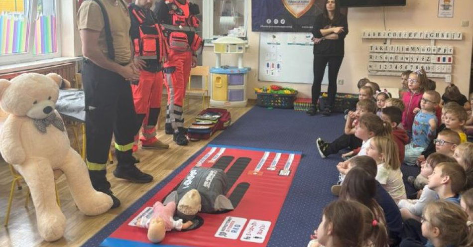 zdjęcie: Przedszkolaki uczą się ratować życie z misiem Gustawem / fot. KPP w Gryficach Nauka Pierwszej Pomocy w Przedszkolu Publicznym nr 2 w Gryficach