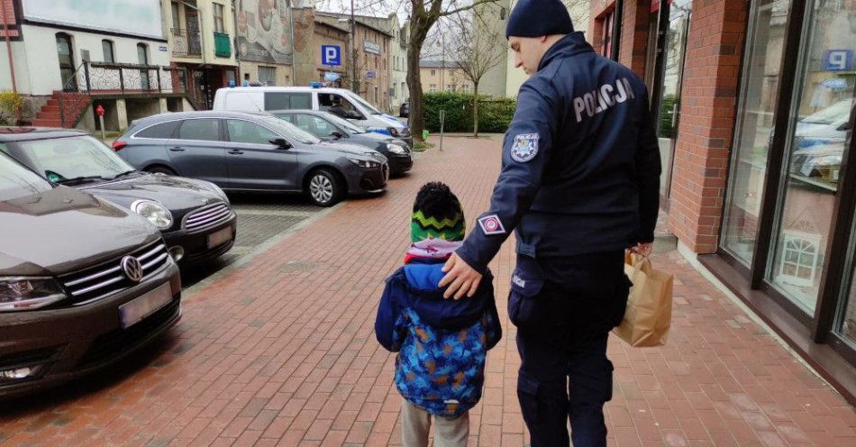 zdjęcie: Dzieci znajdowały się pod opieką nietrzeźwych dziadków - zainterweniowali policjanci! / fot. KPP w Bytowie