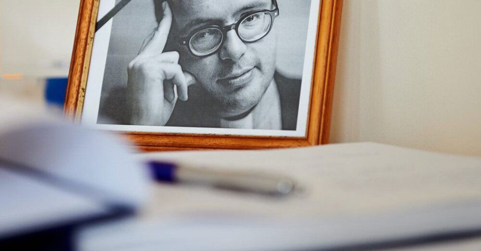 zdjęcie: Zamiast ciągle na coś czekać, zacznij żyć – 10 lat temu zmarł ksiądz Jan Kaczkowski / Puck, 29.03.2016. Księga kondolencyjna, wystawiona po śmierci ks. Jana Kaczkowskiego, 29 bm. w Puckim Hospicjum pw. św. Ojca Pio. Założyciel hospicjum, ks. Jan Kaczkowski zmarł 28 bm. po długiej walce z rakiem mózgu. Miał 38 lat. (mr) PAP/Adam Warżawa