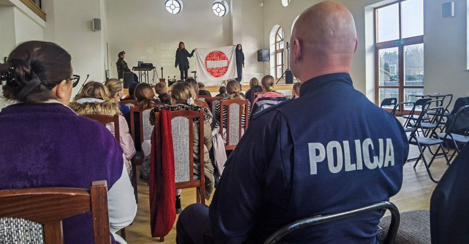 zdjęcie: Chemiczna zmiana nastroju – spektakl profilaktyczny / fot. KPP Siemiatycze