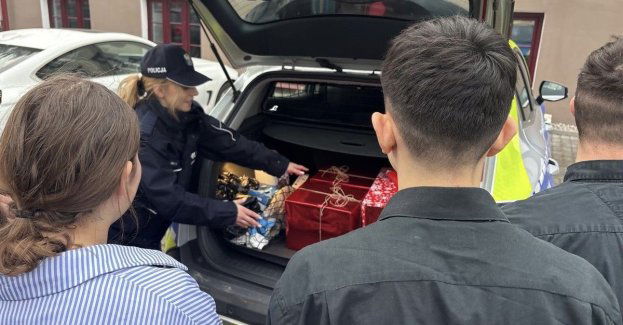 Mundurowi i uczniowie z Augustowa pomagają seniorowi