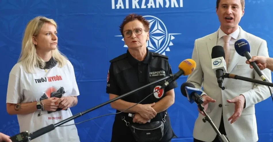 zdjęcie: Aktywiści chcą sami zostać przewoźnikami na trasie do Morskiego Oka / Zakopane, 19.08.2026. Przedstawiciele ekologów: Konrad Kuźmiński (P), Krystyna Pietruszka (C) i Joanna Marcinkowska (L) podczas konferencji prasowej w starostwie powiatowym w Zakopanem, 19 bm. W starostwie odbyło się spotkanie z władzami na temat sytuacji koni, które wożą turystów nad Morskie Oko. (sko) PAP/Grzegorz Momot