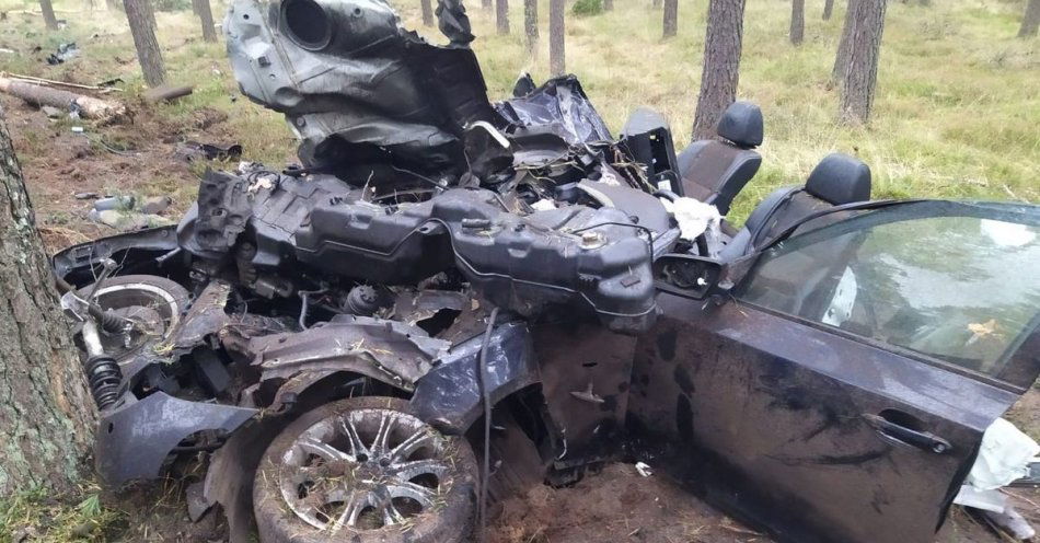 zdjęcie: BMW rozpadło się na części po uderzeniu w drzewa / fot. KPP Biłgoraj