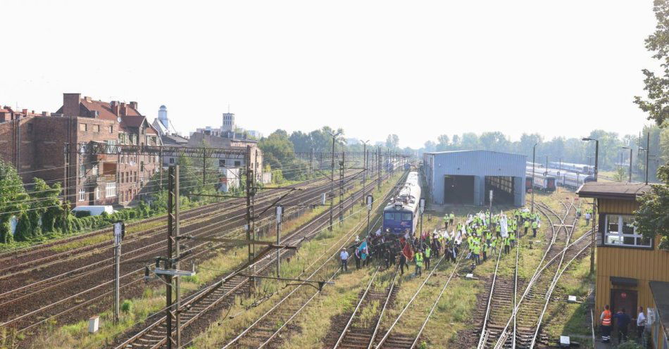 zdjęcie: Związkowcy zakończyli blokadę torów kolejowych / fot. PAP